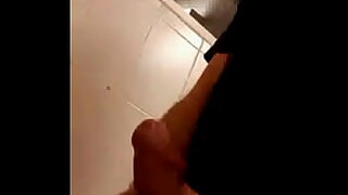 1080p un ouvrier costaud sest fait prendre en train de se branler dans un escalier