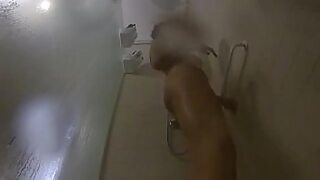 espiada rasurandose