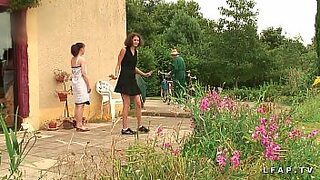 2 fille contre un mec noir