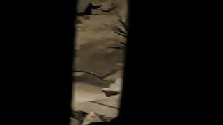 chica orinando se da cuenta y muestra mas el culo con espiando y se da cuenta mov