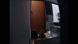 1080p un ouvrier costaud sest fait prendre en train de se branler dans un escalier