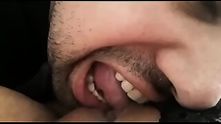 1080p un ouvrier costaud sest fait prendre en train de se branler dans un escalier