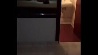 agacharse para cojer el jabon