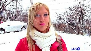 2 fille contre un mec noir