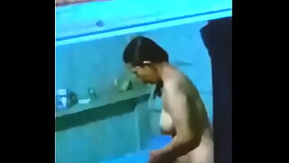 adik kk gentot di kamar mandi