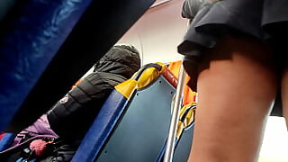 bajo la falda de empleada