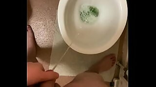 1 girl pee