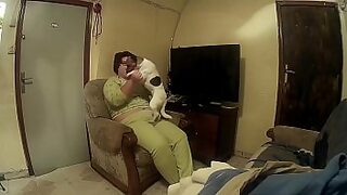 1080p un ouvrier costaud sest fait prendre en train de se branler dans un escalier