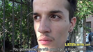3 girls sexing and 1 dont no whats going on