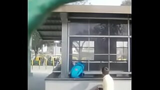 1080p un ouvrier costaud sest fait prendre en train de se branler dans un escalier