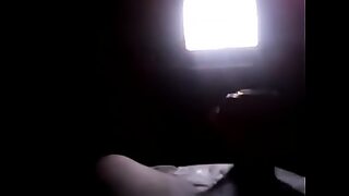 a su hermana dormida y se la folla