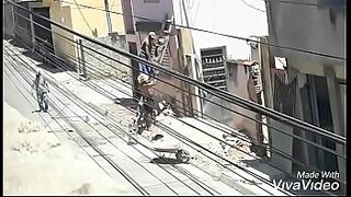 1080p un ouvrier costaud sest fait prendre en train de se branler dans un escalier