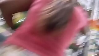 comendo a prima secretamente no banheiro