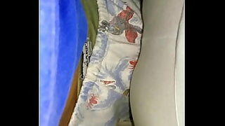 2 coince sous le lit