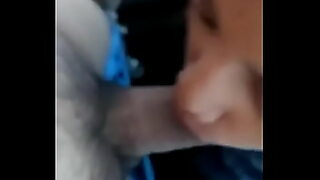 dos ninas atrapadas accidetalmente depajo de la c am a tienes suerte de puder ayudar
