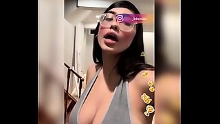 chica orinando se da cuenta y muestra mas el culo con espiando y se da cuenta mov