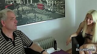 er benutzt meinen kopf wie einen kolben um mich ins gesicht zu ficken dann stecken mir leglocks und nusse in die kehle