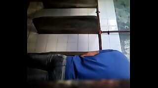 1080p un ouvrier costaud sest fait prendre en train de se branler dans un escalier