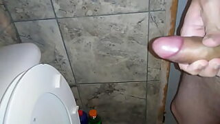 1080p un ouvrier costaud sest fait prendre en train de se branler dans un escalier