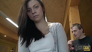 bruder nutzt die chance und fickt die kleine stief schwester 15 min