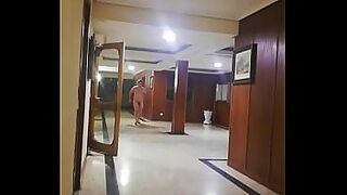 1080p un ouvrier costaud sest fait prendre en train de se branler dans un escalier