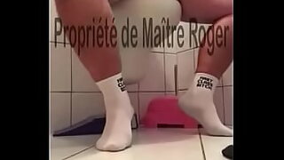 2 filles embrassent les seins de leur mere