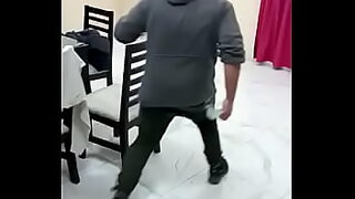 1080p un ouvrier costaud sest fait prendre en train de se branler dans un escalier