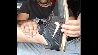 1080p un ouvrier costaud sest fait prendre en train de se branler dans un escalier