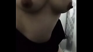 espiada mientras se mastuba en preciosa toalla