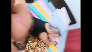 amigo dejo a su novia caliente y sola conmigo asi que nos pusimos a coger a sus espaldas siguenos en