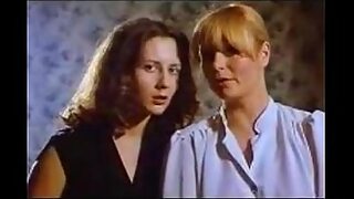 2 filles embrassent les seins de leur mere