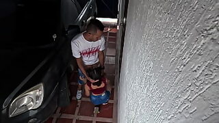 1080p un ouvrier costaud sest fait prendre en train de se branler dans un escalier