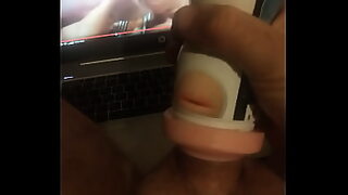 2 filles embrassent les seins de leur mere