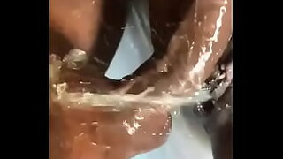 mijando dentro da vagina