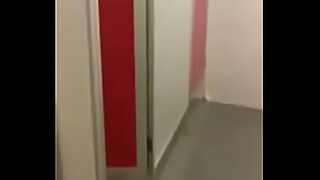 1080p un ouvrier costaud sest fait prendre en train de se branler dans un escalier