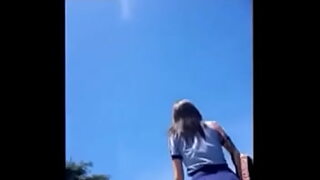 atada a cama y castigada
