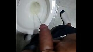 chica orinando se da cuenta y ensena mas el culo
