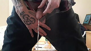 chica orinando se da cuenta y ensena mas el culo