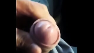 chica orinando se da cuenta y muestra mas el culo con espiando y se da cuenta mov