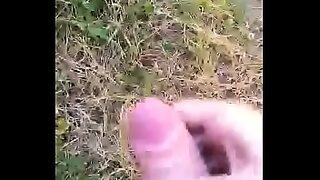 asiatica perdida en el bosque