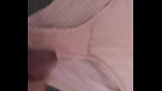 a su hermana dormida y se la folla
