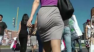 ass shaking while hands on the floor