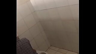 1080p un ouvrier costaud sest fait prendre en train de se branler dans un escalier