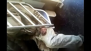 tocando de bajo de la mesa