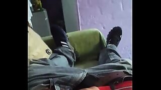 1080p un ouvrier costaud sest fait prendre en train de se branler dans un escalier
