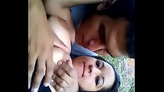 tocando de bajo de la mesa