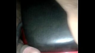 comendo a prima secretamente no banheiro