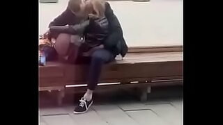 10 girls kissing