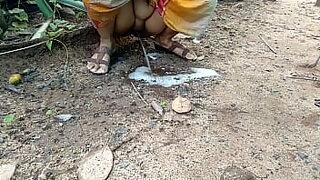 aunty indian pissing