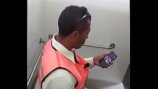 1080p un ouvrier costaud sest fait prendre en train de se branler dans un escalier